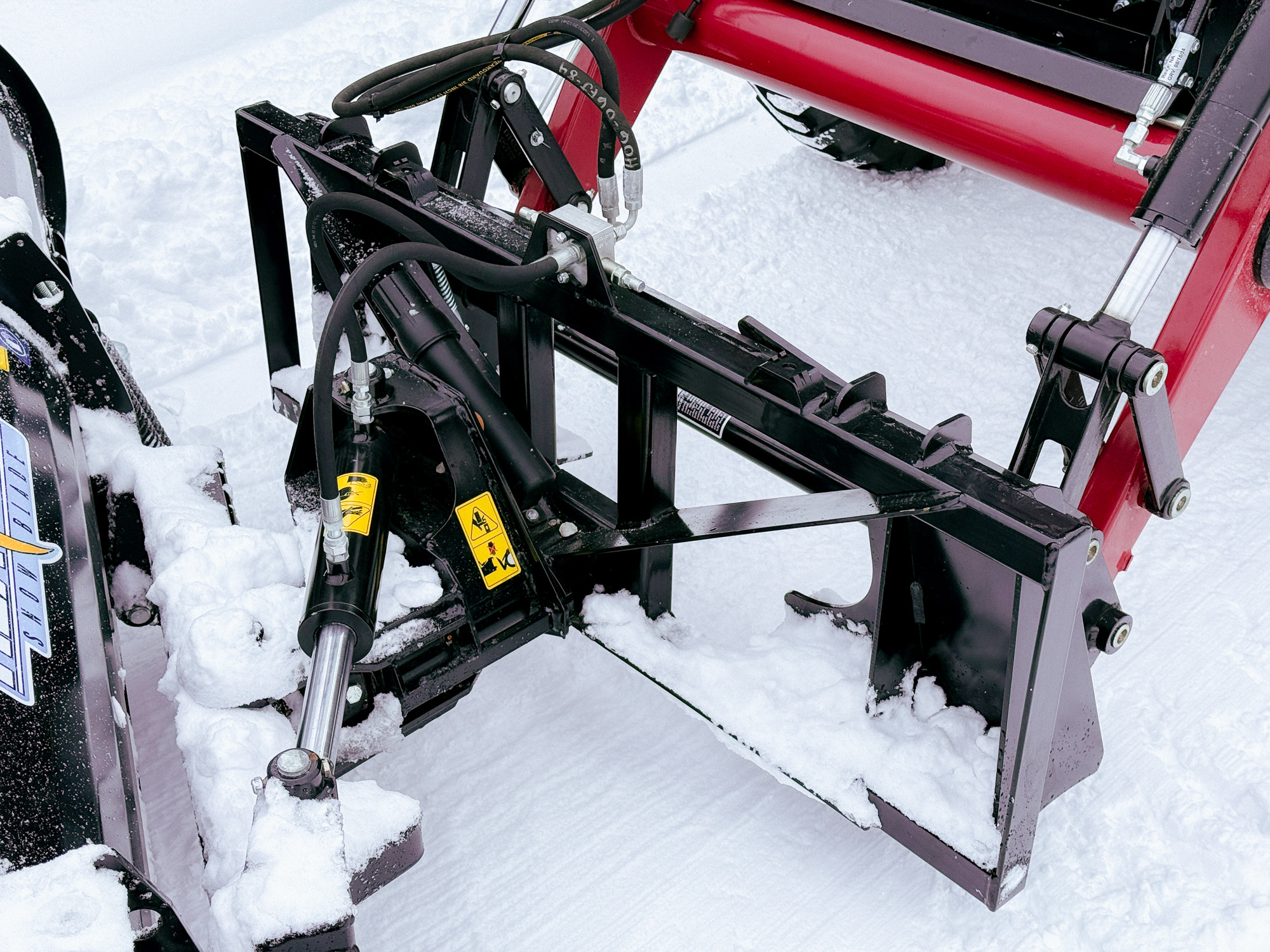 Frame connection with angling cylinder