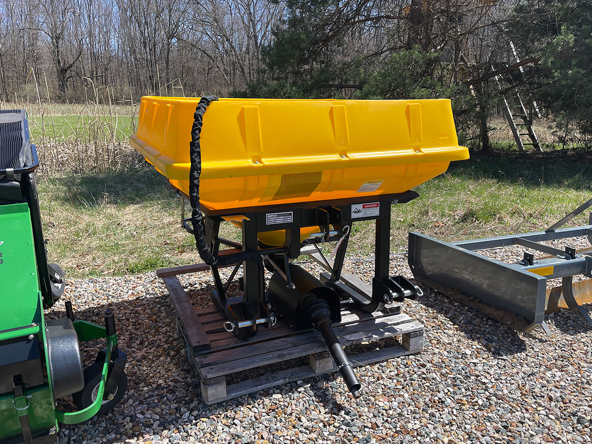 Befco Turbo Hop 303 Pendulum Spreader