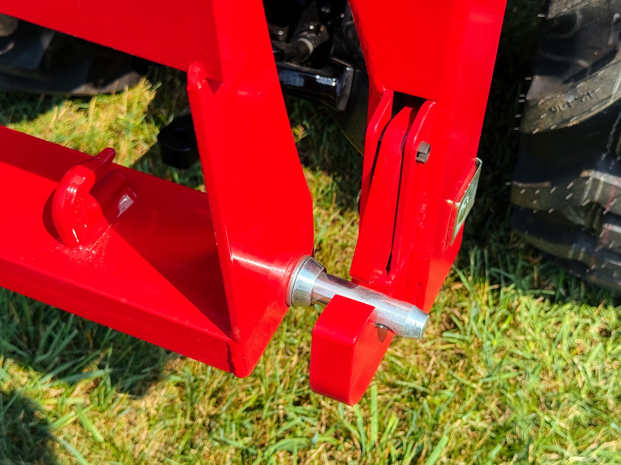 The Fast Cat's lower hooks don't require bushings
